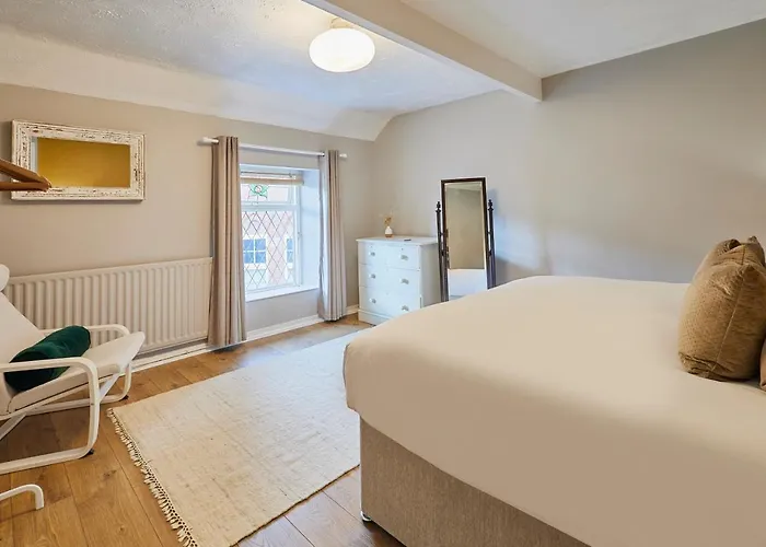 Host & - Stone Row * Skinningrove